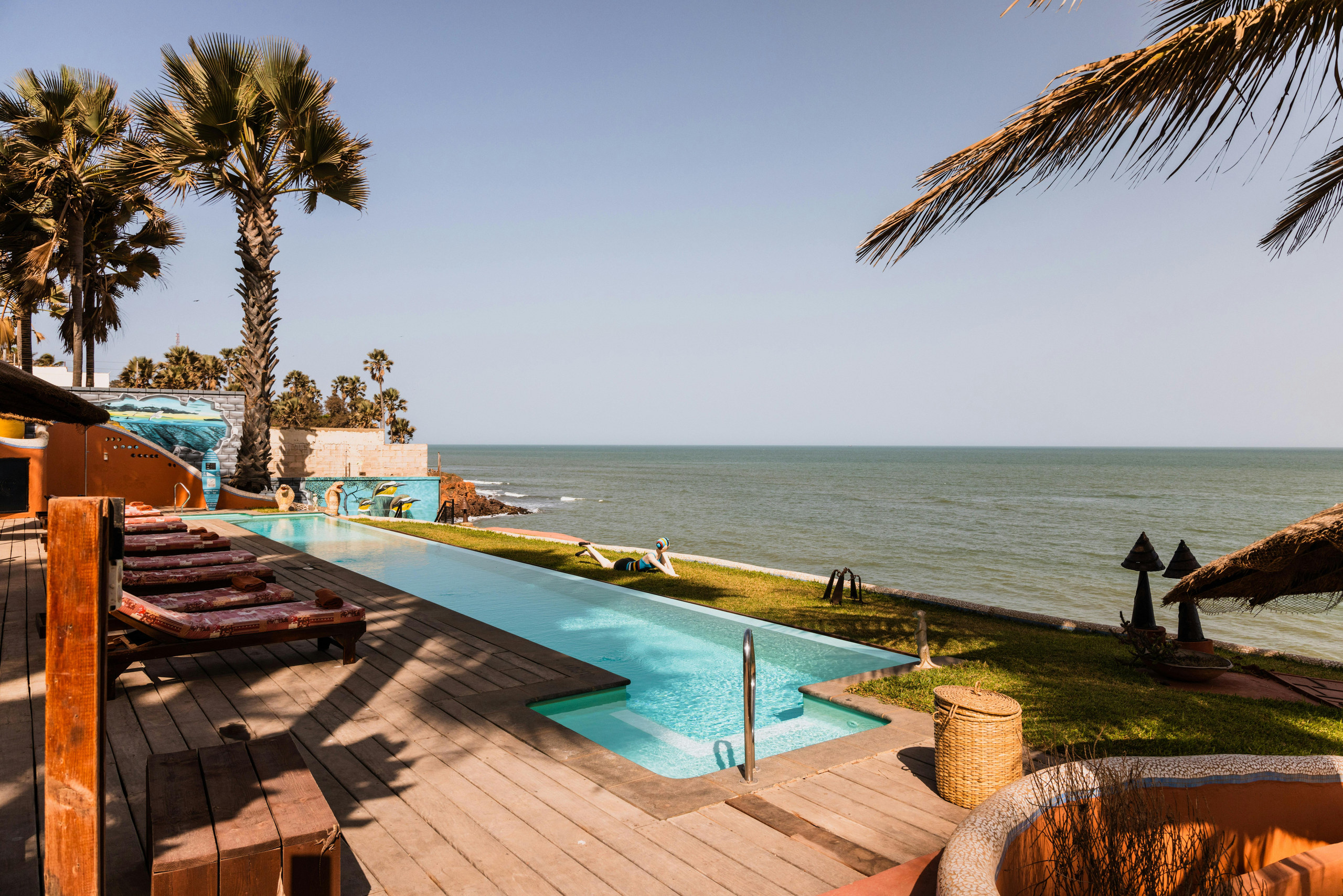 Terrasse avec piscine face à la mer au Sénégal